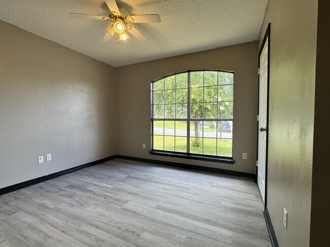 Building Photo - 322 Apple Dr