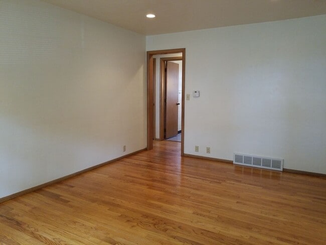 Building Photo - 2 bdrm, 1.5 bath duplex with flexible possession!