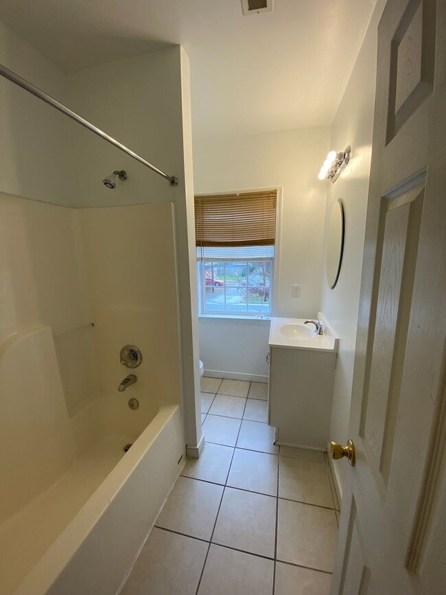 Building Photo - 1210 N 21st St