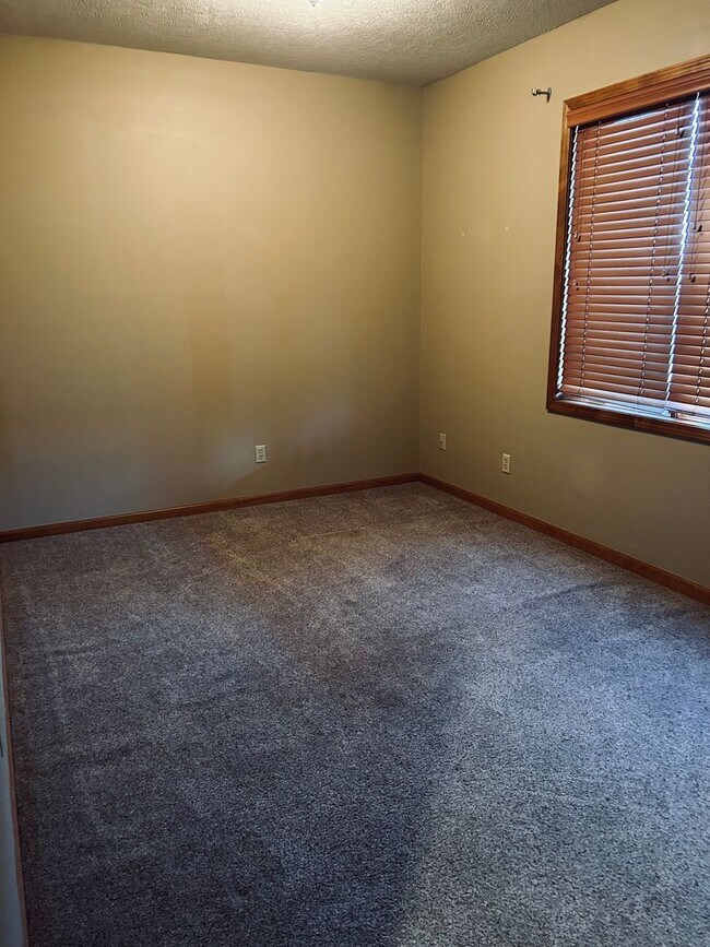 Building Photo - Gorgeous Home Located on Rivercut Golf Cou...