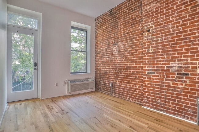 Building Photo - 308 Madison St