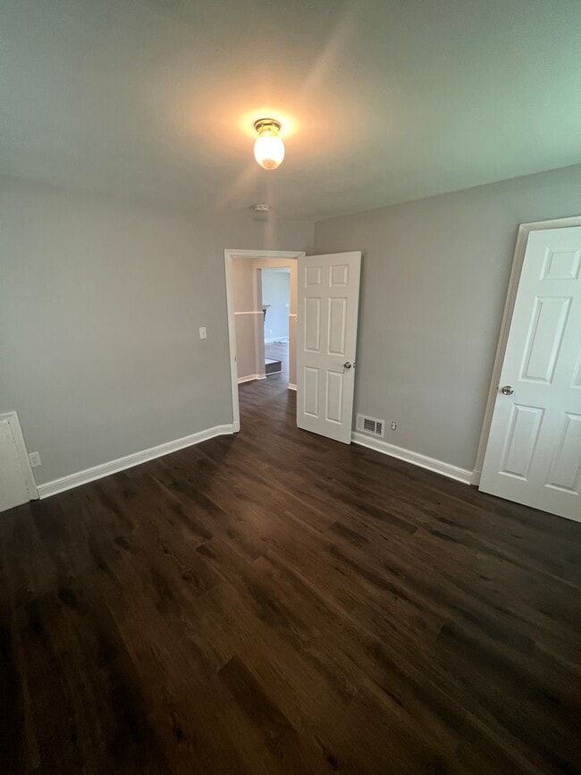 Building Photo - Amazing 6 Bedroom 2 Bathroom home with dual driveways