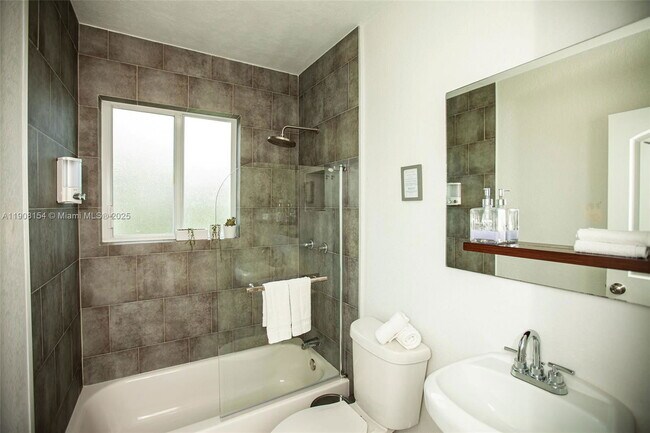 Building Photo - 1050 NW 46th St