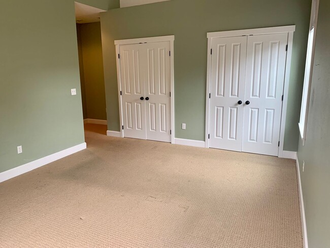 Building Photo - Spacious 3 bedroom Costal Home with Vaulte...