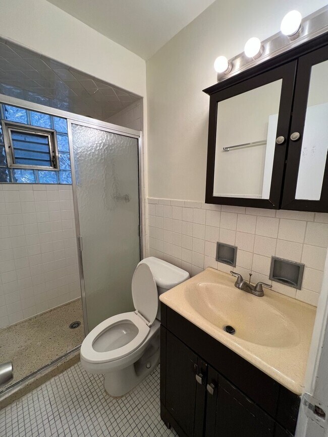 Building Photo - 7542 N Oakley Ave