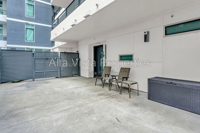 Building Photo - 425 W Beech St