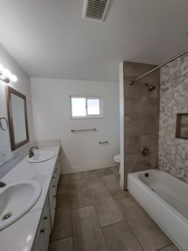 Building Photo - Beautiful 6-Bedroom Home with Pool & Outdo...