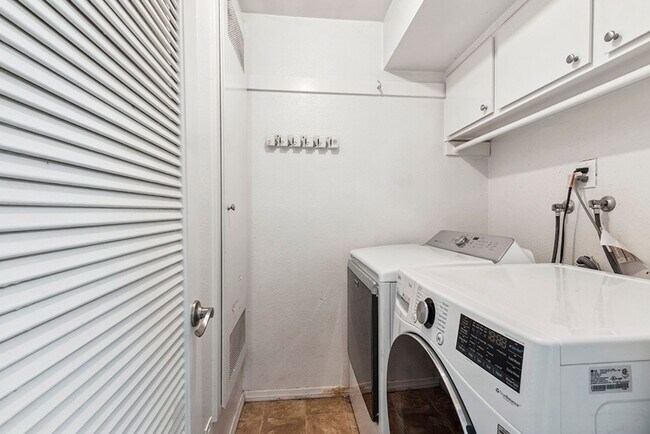 Building Photo - Spacious 3 Bed 2 Bath Townhome in Villa Po...