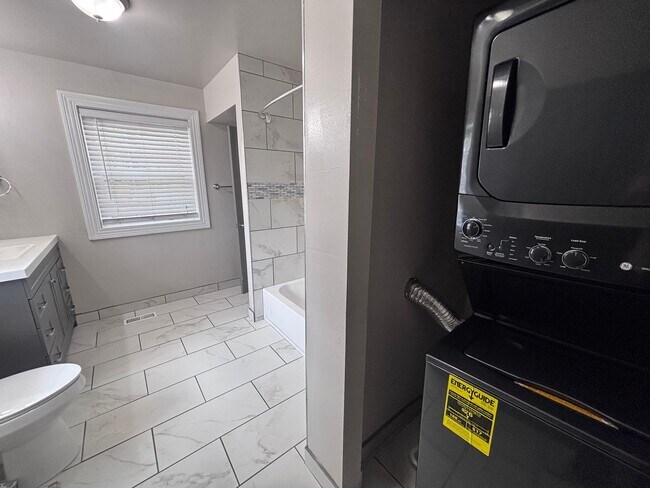 Building Photo - Heart of Webster Groves! *** Large One Bed...