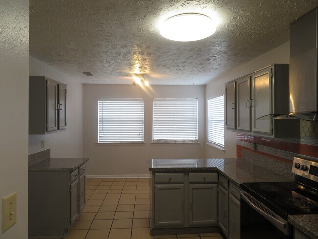 Building Photo - 12824 Westpark Dr
