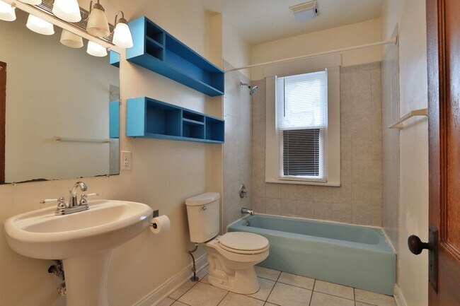 Building Photo - 4 Bedroom North Campus Newly Remodeled House with 2 Decks and Patio