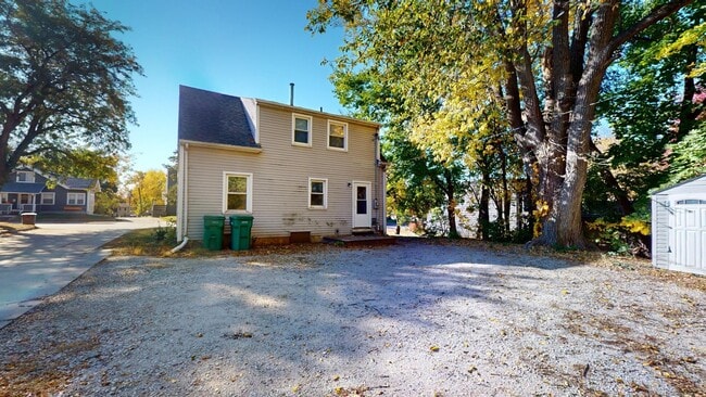 Building Photo - AVAILABLE AUGUST 1st! Spacious 4 Bedroom House Near Campus!