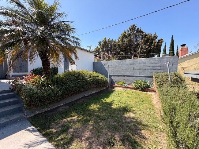 Building Photo - Charming 2 Bed Home with A/C, 2 Car Garage, Huge Yard & In-Unit Laundry