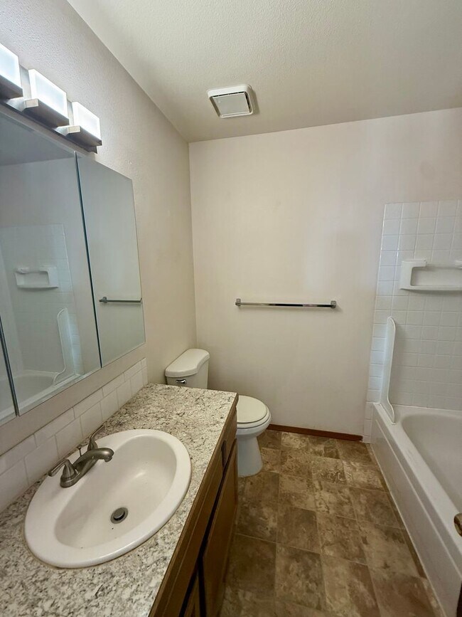 Building Photo - 3 Bedroom 2 Bath Tri Level Home with 2 Car...