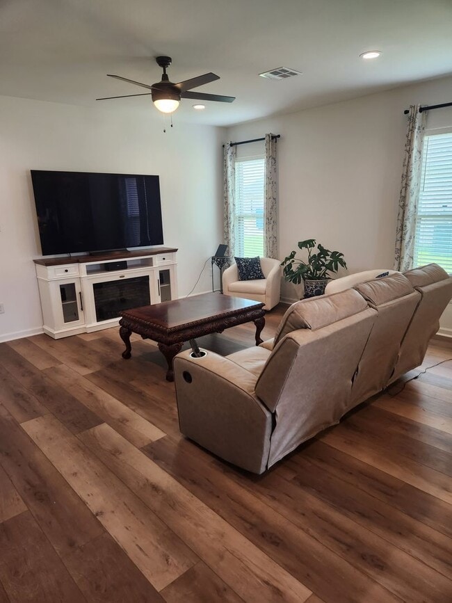 Building Photo - NEW 4 bedroom, 2.5 bath