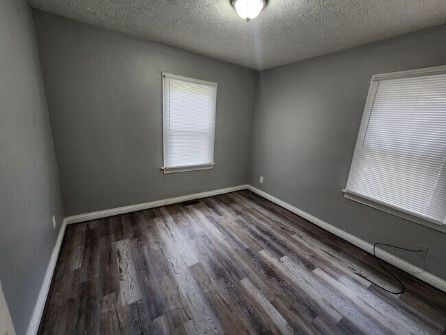 Building Photo - Charming 2 bedroom 1 bath home with recent...