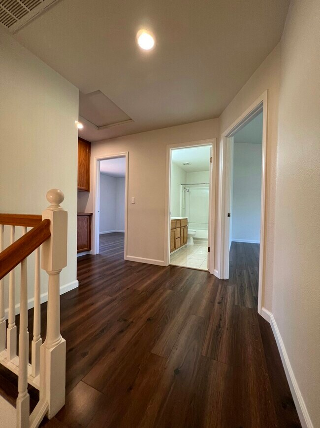 Building Photo - 388 Meadowhaven Way