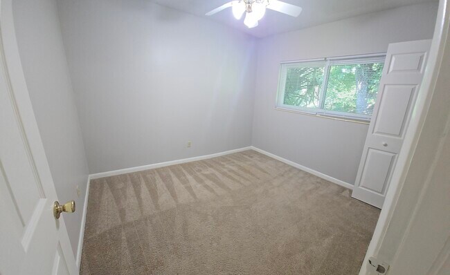 Building Photo - 712 Newport Dr
