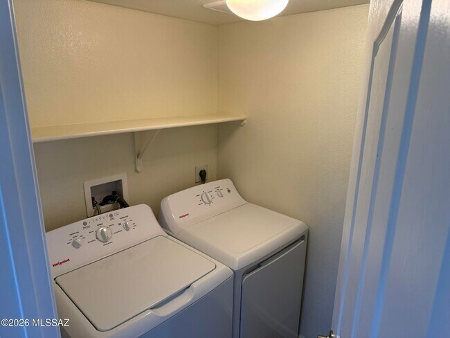 Building Photo - 5751 N Kolb Rd