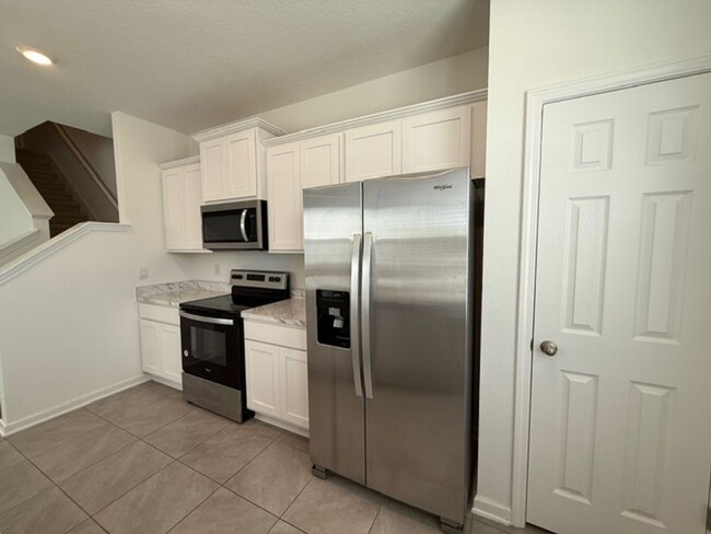 Building Photo - Beautiful 3 bedroom townhome for rent in E...