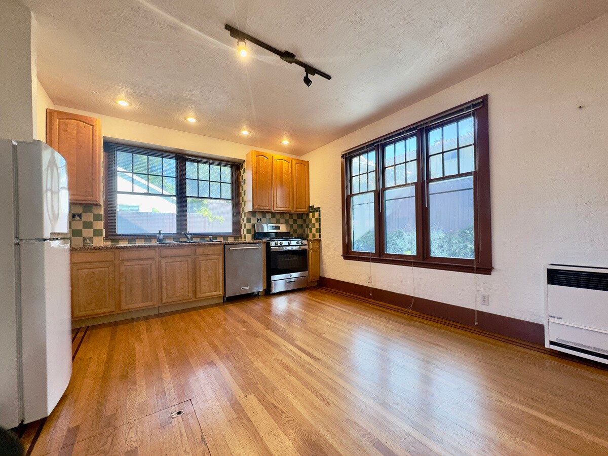 Building Photo - 2733 Russell St