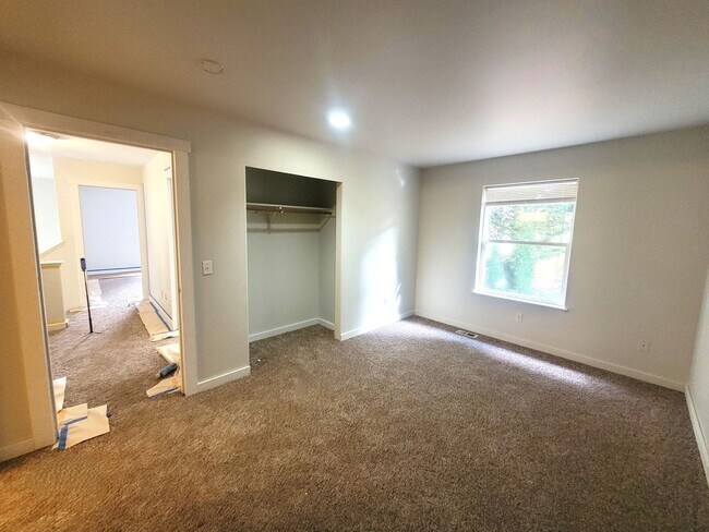 Building Photo - Spacious Four Bedroom Home with Bonus Room...