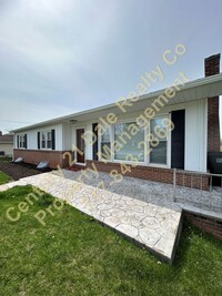 Building Photo - Lovely 3 BR Home with Primary bath and wal...