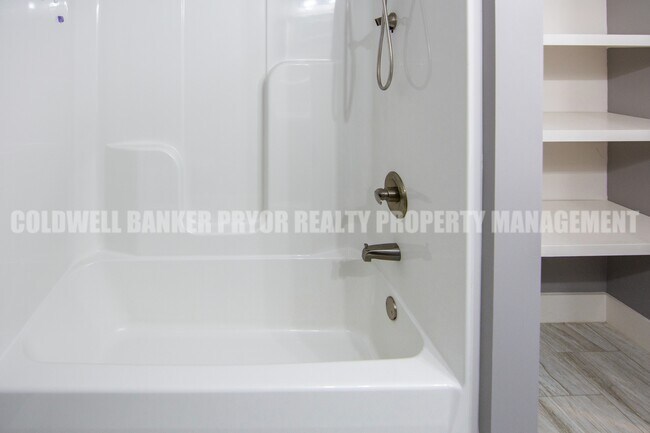 Building Photo - 9618 Shooting Star Cir