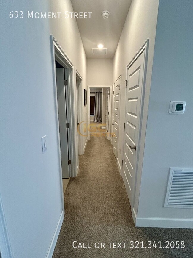 Building Photo - 693 Moment St