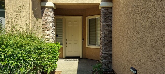 Building Photo - Gated: Single Story Heritage Oaks 3 Bedroom Plus Office/Den 3 Car Garage with lots of built in fo...