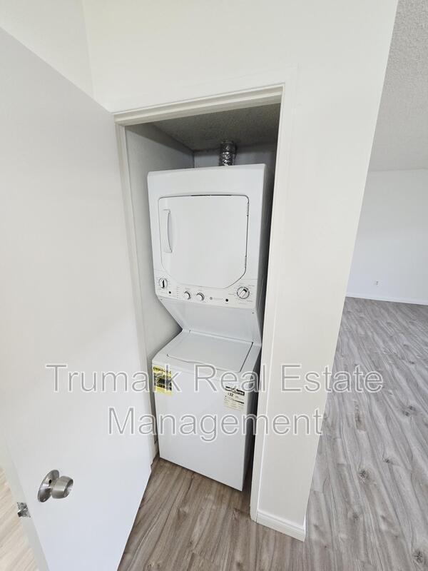 Building Photo - 553 E Orange Grove Ave