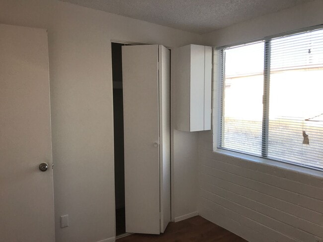 Building Photo - Conveniently Located 3Bdm 2Ba Townhome!