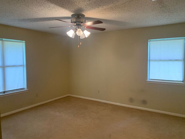 Building Photo - Cozy and Quaint 2 bedroom 2 bath with bonu...