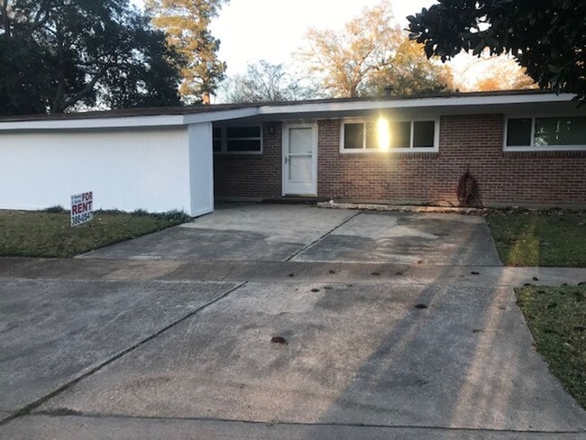 Building Photo - Beautiful 4 Bed House