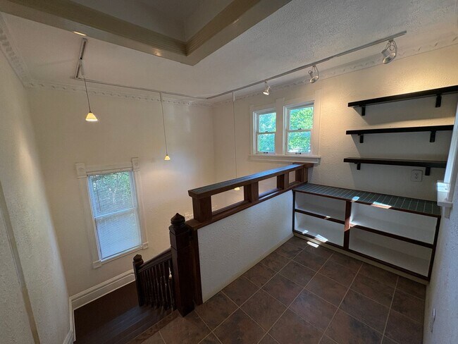 Building Photo - 4 bedroom 2 bathroom Historic Home Downtown Manhattan KS
