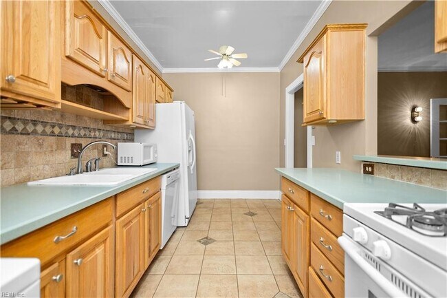 Building Photo - 600 W Olney Rd