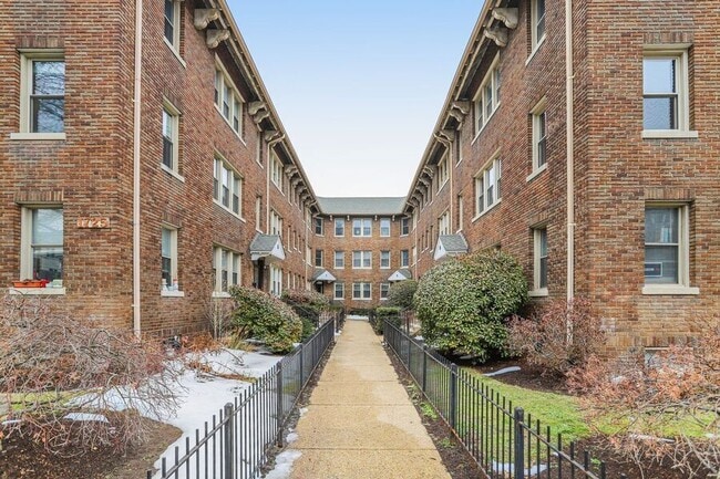 Building Photo - 1725 Lanier Pl NW