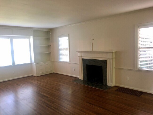 Building Photo - Stunning Midtown Home In Highly Desirable Bren Rose!