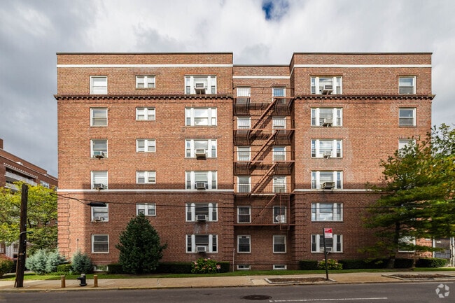Building Photo - The Bradlee