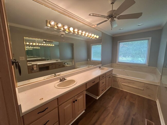 Building Photo - 4-Bedroom Gem Near Downtown Huntsville – N...