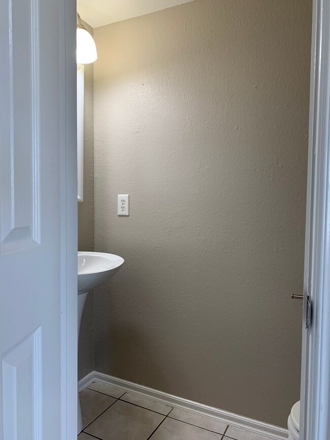 Building Photo - Spacious 4-bedroom home offers an easy com...