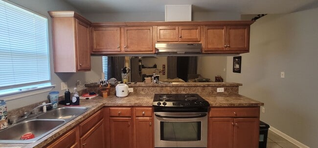 Building Photo - MODERN 3/2 w/ Garage, Fenced Yard, Washer/...