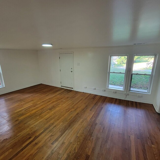 Building Photo - 3/1-Livingston City Limits-Finished Attic ...