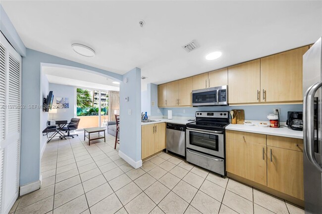 Building Photo - 2951 S Bayshore Dr