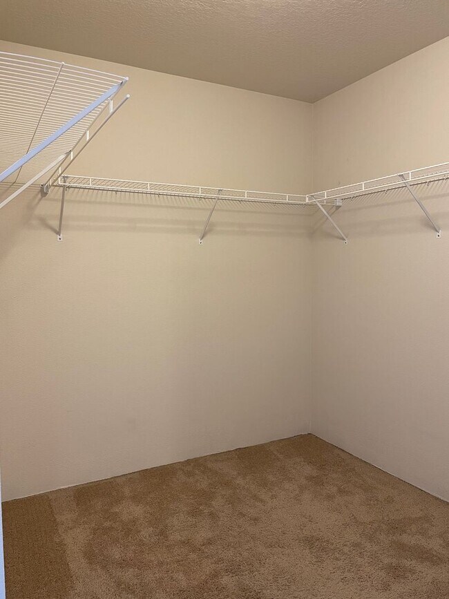 Building Photo - BEAUTIFUL 3 Bedroom 2.5 Bath Home! High Ce...