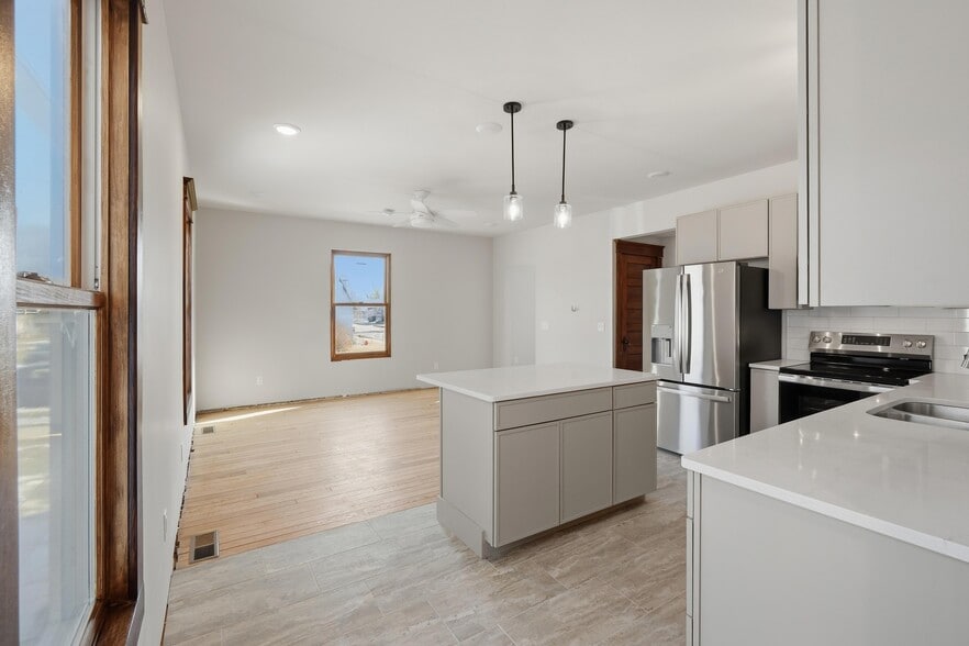 Building Photo - 808 W Main St