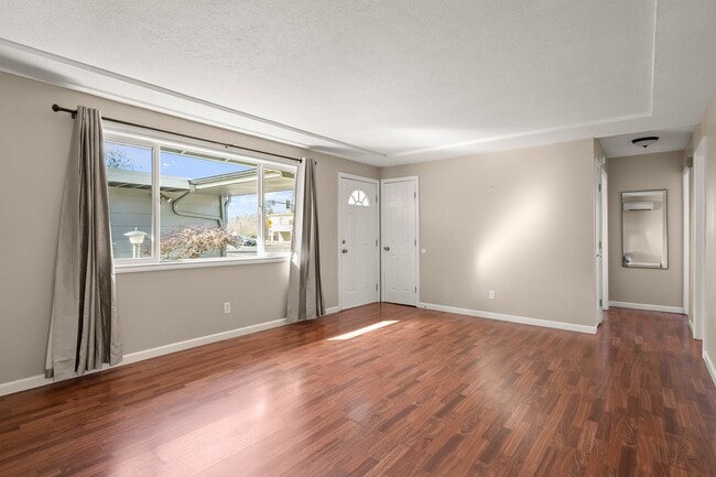 Building Photo - 2 Bedroom 1 Bath Duplex w/ Yard & Parking