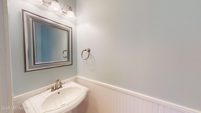 Building Photo - 1142 Westwood Dr