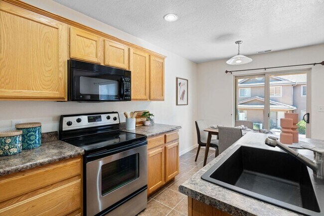 Building Photo - Beautiful 3 Bedroom Townhome In Hidden Valley Heights