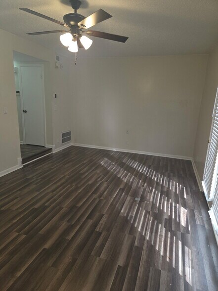 Building Photo - 583 Winding Creek Rd